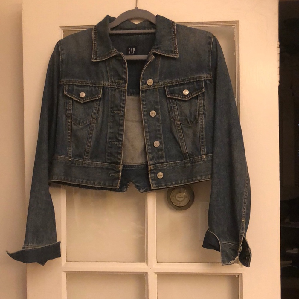 Women’s GAP size medium cropped Jean jacket recently dry cleaned￼